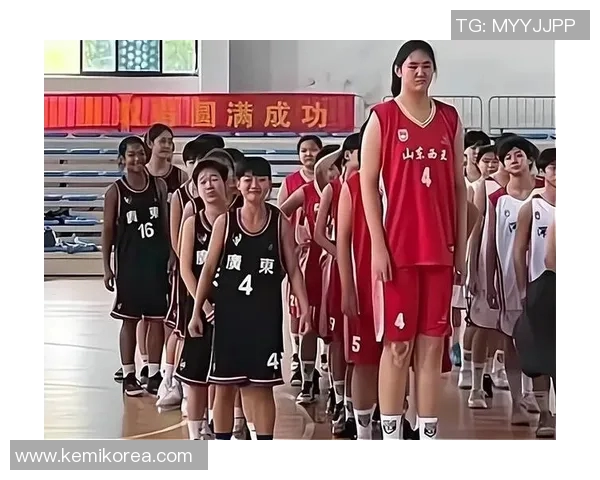 姚明机场静心阅读展现运动员独特魅力与文化素养 姚明机场静心阅读展现运动员独特魅力与文化素养