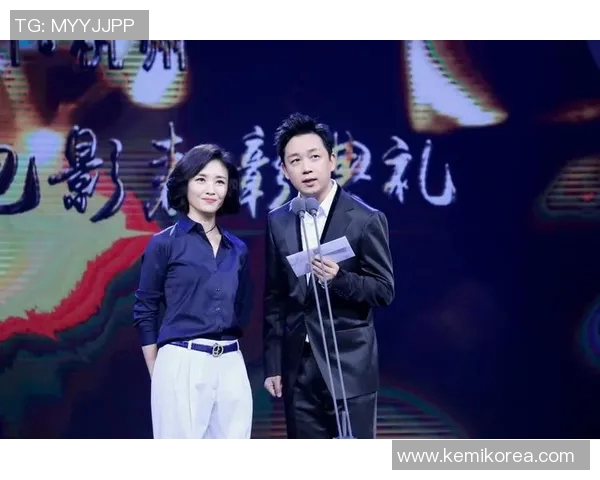 姚明身穿西装优雅亮相展现绅士风范与篮球巨星的完美结合 姚明身穿西装优雅亮相展现绅士风范与篮球巨星的完美结合